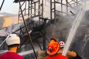 Kebakaran Di Pasar Blok R Kapuas, 5 Kios Hangus Dilalap Api, 8 Jiwa Terdampak