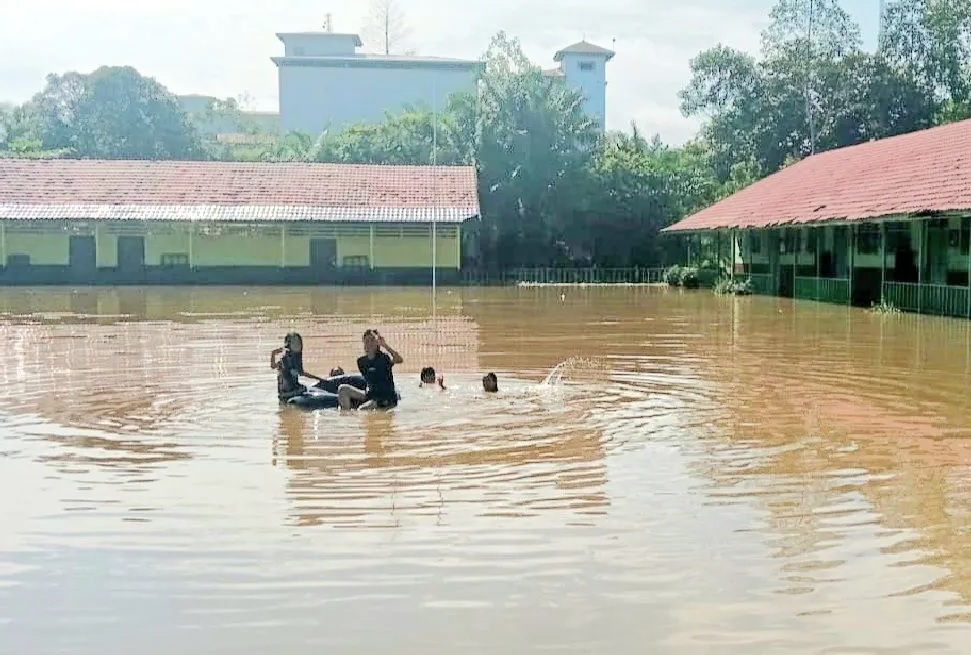 Banjir mentaya hulu belum surut, aktivitas sekolah lumpuh dan jalan desa terputus Banjir Mentaya Hulu Belum Surut, Aktivitas Sekolah Lumpuh Dan Jalan Desa Terputus