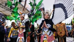 Karnaval Budaya Fbim 2026 Palangka Raya Memukau, Ribuan Warga Padati Jalur Parade Budaya Kalteng