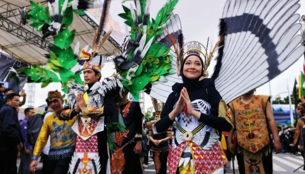 Karnaval budaya fbim 2026 di palangka raya memukau, ribuan warga padati jalur parade budaya kalteng Karnaval Budaya Fbim 2026 Palangka Raya Memukau, Ribuan Warga Padati Jalur Parade Budaya Kalteng