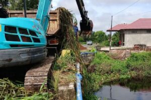 Pembersihan Drainase Sampit Dipercepat, Dinas Sdabmbkprkp Kotim Bergerak Antisipasi Banjir