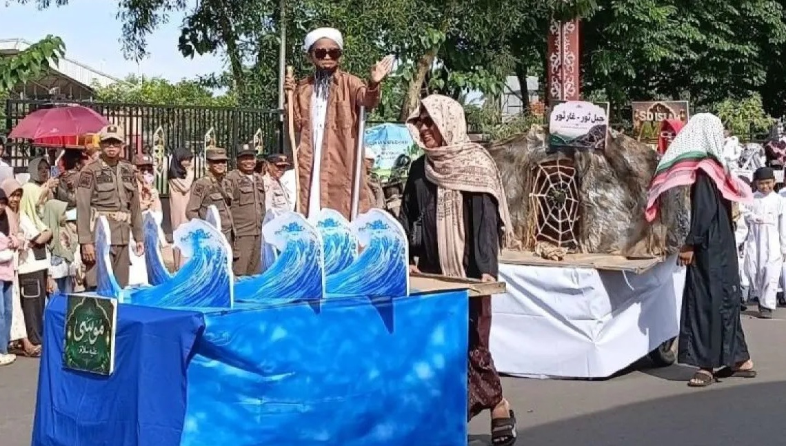 Pawai tahun baru islam di kapuas meriah, ribuan peserta padati jalanan kuala kapuas Pawai Tahun Baru Islam Di Kapuas Meriah, Ribuan Peserta Padati Jalanan Kuala Kapuas