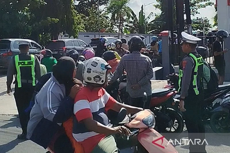Antrean bbm di kobar kembali mengular dari pagi hingga sore, kenapa? Antrean Bbm Di Kobar Kembali Mengular Dari Pagi Hingga Sore, Kenapa?