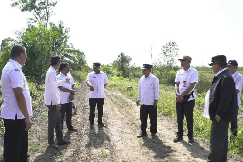 Bupati kapuas turun langsung untuk pantau perkembangan rekonstruksi jalan sei asam Bupati Kapuas Turun Langsung Untuk Pantau Perkembangan Rekonstruksi Jalan Sei Asam