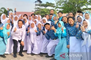 Bupati Masduki Turun Langsung Ke Sekolah Pastikan Seragam Gratis Tepat Sasaran