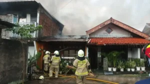 Kebakaran Hanguskan Sebuah Rumah Di Kebayoran Lama, 22 Unit Damar Dikerahkan