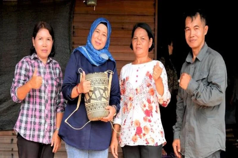 Pkk barito utara perkuat perlindungan desain kerajinan rotan melalui haki Pkk Barito Utara Perkuat Perlindungan Desain Kerajinan Rotan Melalui Haki