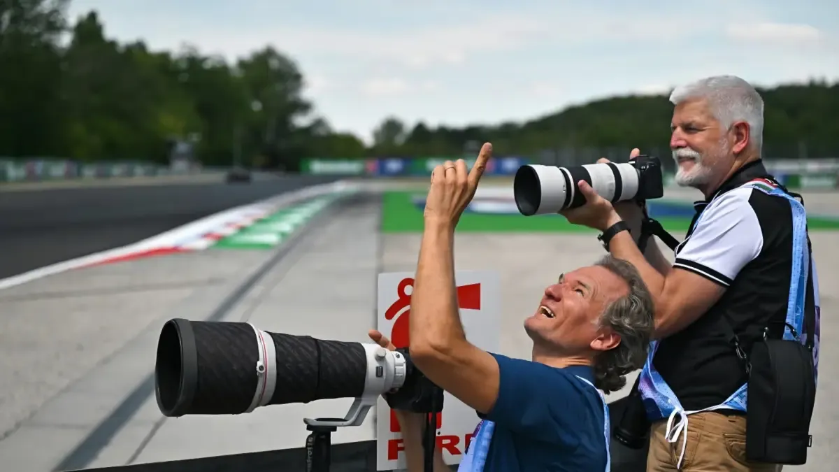 Presiden republik ceko punya hobi tak biasa, akhir pekan jadi fotografer balap f1 di pinggir sirkuit Presiden Republik Ceko Punya Hobi Tak Biasa, Akhir Pekan Jadi Fotografer Balap F1 Di Pinggir Sirkuit