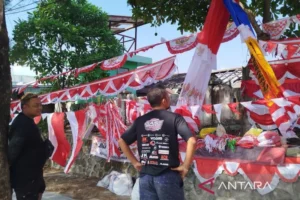 Semarak Hut Ri: Pedagang Bendera Asal Bandung Menghiasi Kobar