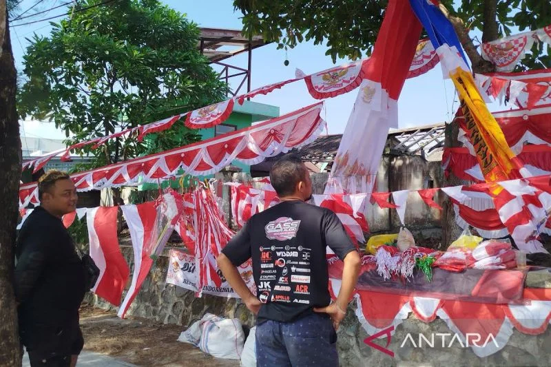 Semarak hut ri: pedagang bendera asal bandung menghiasi kobar Semarak Hut Ri: Pedagang Bendera Asal Bandung Menghiasi Kobar
