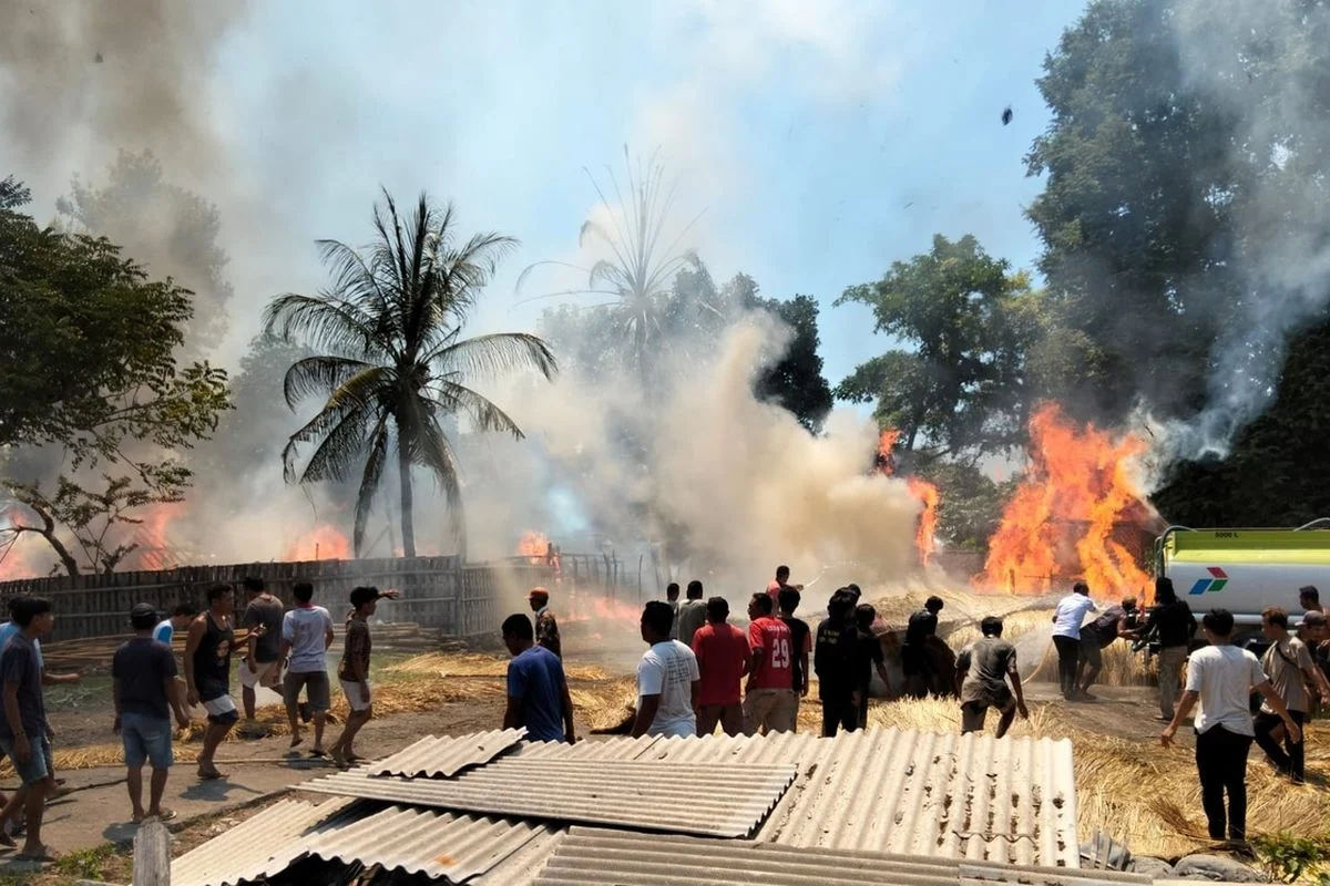 Api menghanguskan 129 rumah tradisional: desa adat sade lombok terbakar pada sabtu malam Api Menghanguskan 129 Rumah Tradisional: Desa Adat Sade Lombok Terbakar Pada Sabtu Malam