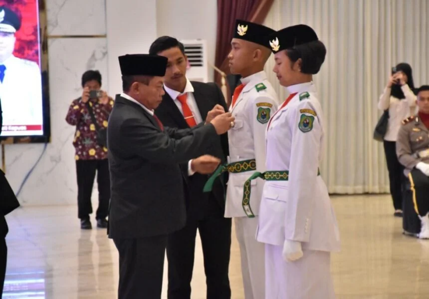 Bupati kapuas beri tali asih kepada 42 anggota paskibraka kapuas di upacara hut ke-81 ri Bupati Kapuas Beri Tali Asih Kepada 42 Anggota Paskibraka Kapuas Di Upacara Hut Ke-81 Ri