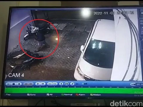 Cctv ungkap beragam kejahatan: dari pencurian motor di surabaya hingga kecelakaan truk di india Cctv Ungkap Beragam Kejahatan: Dari Pencurian Motor Di Surabaya Hingga Kecelakaan Truk Di India