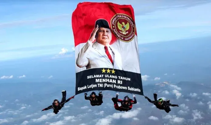 Detik-detik kopassus terjun payung bawa gambar prabowo di hut ri ke-81, kontroversi & dukungan Detik-Detik Kopassus Terjun Payung Bawa Gambar Prabowo Di Hut Ri Ke-81, Kontroversi &Amp; Dukungan