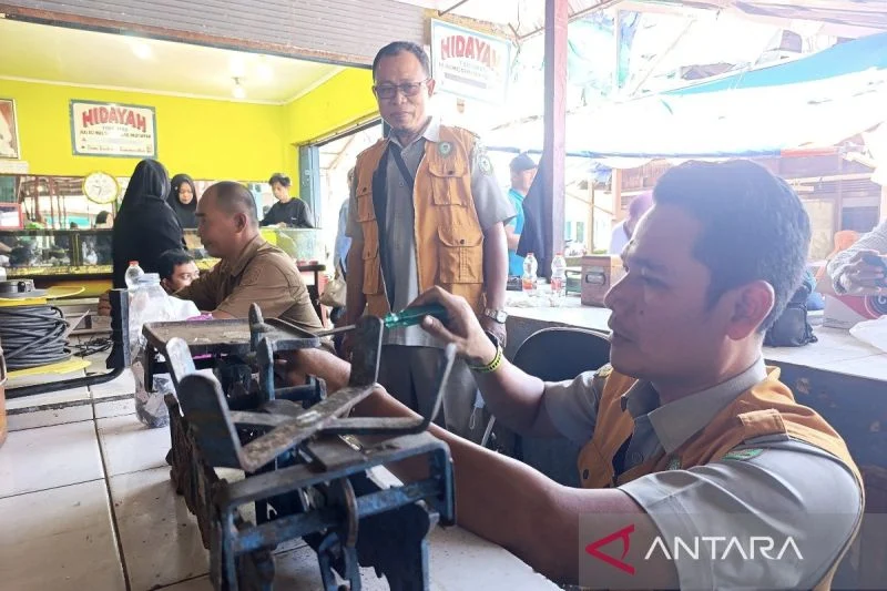 Dkukmpp kotim pastikan akurasi timbangan di pasar dengan uji tera untuk meningkatkan kualitas Dkukmpp Kotim Pastikan Akurasi Timbangan Di Pasar Dengan Uji Tera Untuk Meningkatkan Kualitas