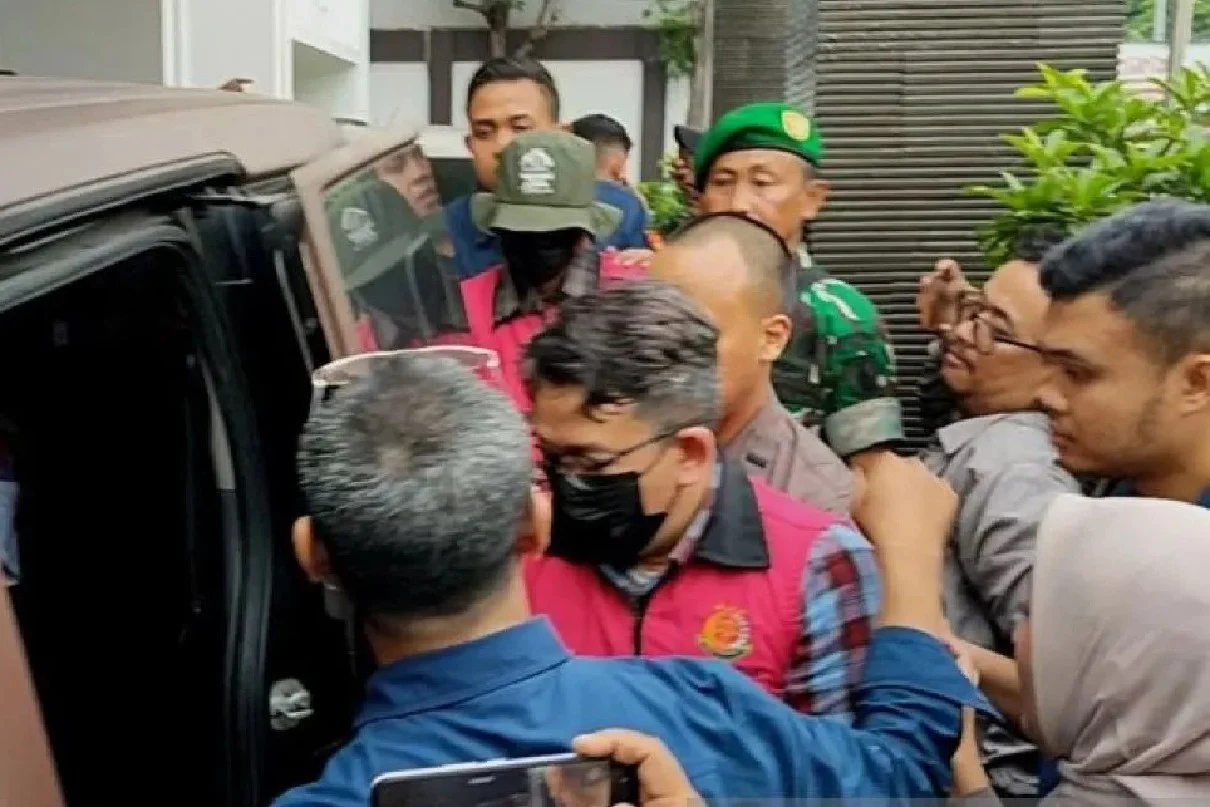 Empat tersangka korupsi retribusi pelabuhan barito utara ditahan, kerugian negara mencapai rp 3,9 miliar Empat Tersangka Korupsi Retribusi Pelabuhan Barito Utara Ditahan, Kerugian Negara Mencapai Rp 3,9 Miliar