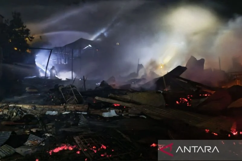 Kebakaran pasar besar palangka raya hanguskan enam bangunan, kerugian capai miliaran rupiah Enam Bangunan Di Palangka Raya Ludes Terbakar, Kerugian Materiil Ditaksir Mencapai Milyaran Rupiah