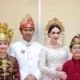 Gaya Arumi Bachsin Sekeluarga Peringati Hari Kemerdekaan, Tampil Anggun Dengan Busana Adat Dayak Kenyah