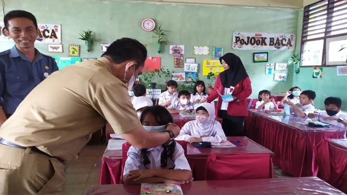Kabut asap menebal, disdik kalteng pangkas jam pembelajaran jadi 30 menit: kebijakan darurat untuk kesehatan siswa Kabut Asap Menebal, Disdik Kalteng Pangkas Jam Pembelajaran Jadi 30 Menit: Kebijakan Darurat Untuk Kesehatan Siswa