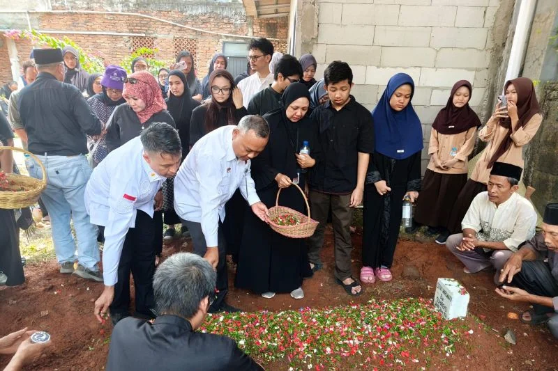 Kanwil kemenkum kalteng berduka: deny harlianto dimakamkan di kampung halaman Kanwil Kemenkum Kalteng Berduka: Deny Harlianto Dimakamkan Di Kampung Halaman