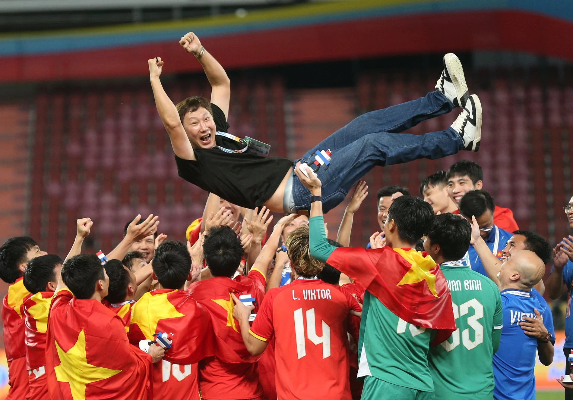 Kim sang-sik diam-diam pasang jebakan untuk thailand sejak penyisihan grup, vietnam raih kemenangan 2-0 di final aff 2026 Kim Sang-Sik Diam-Diam Pasang Jebakan Untuk Thailand Sejak Penyisihan Grup, Vietnam Raih Kemenangan 2-0 Di Final Aff 2026