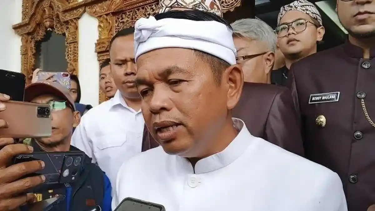 Mengejutkan dijuluki gubernur konten, dedi mulyadi beri jawaban tak terduga di hadapan warga jabar Mengejutkan Dijuluki Gubernur Konten, Dedi Mulyadi Beri Jawaban Tak Terduga Di Hadapan Warga Jabar