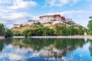 Menikmati Keindahan Istana Dan Danau Dari Ketinggian Dataran Tinggi Tibet