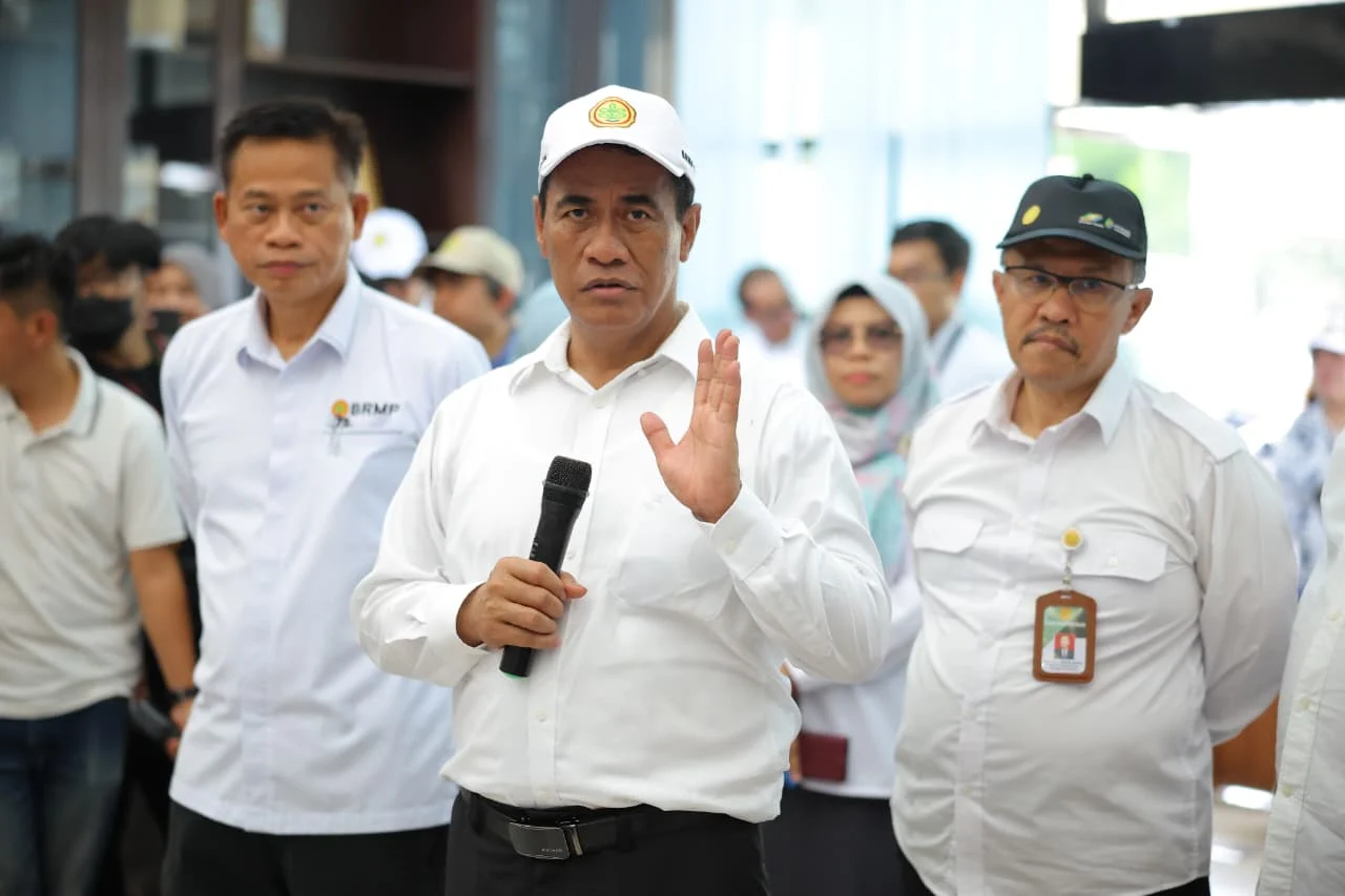 Mentan amran copot 14 pejabat kementan, dugaan penyimpangan uang miliaran jadi sorotan nasional Mentan Amran Copot 14 Pejabat Kementan, Dugaan Penyimpangan Uang Miliaran Jadi Sorotan Nasional