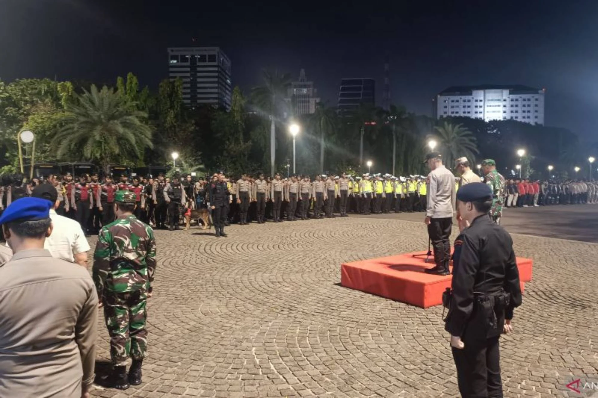 Patroli gabungan dan tindakan tegas: kepolisian jakarta tangani kerusuhan serta upaya preventif di pusat kota Patroli Gabungan Dan Tindakan Tegas: Kepolisian Jakarta Tangani Kerusuhan Serta Upaya Preventif Di Pusat Kota