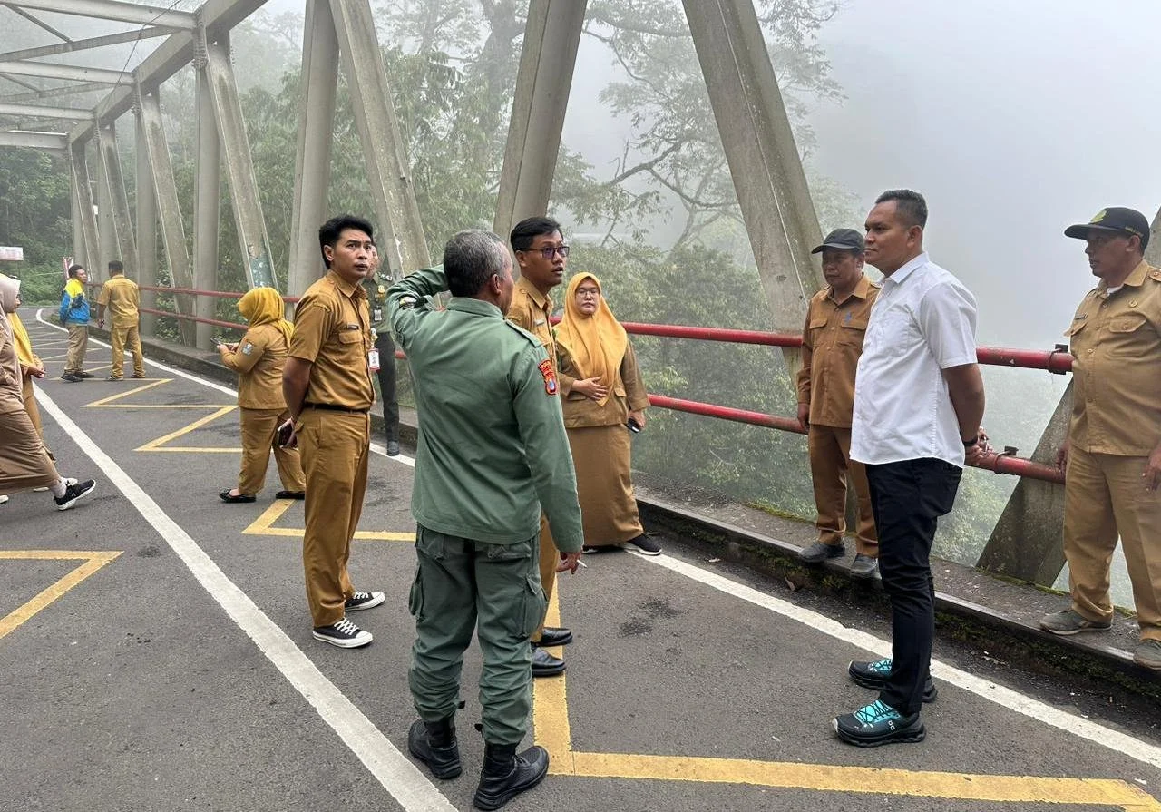 Polisi selamatkan pemuda di jembatan banut kalanaman, aksi nekat terhentikan Polisi Selamatkan Pemuda Di Jembatan Banut Kalanaman, Aksi Nekat Terhentikan