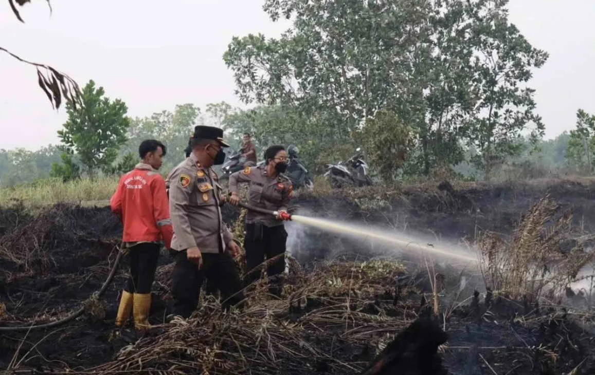 Polsek rungan dan damkar pt als gencar padamkan karhutla yang menjalar di desa tumbang bunut Polsek Rungan Dan Damkar Pt Als Gencar Padamkan Karhutla Yang Menjalar Di Desa Tumbang Bunut