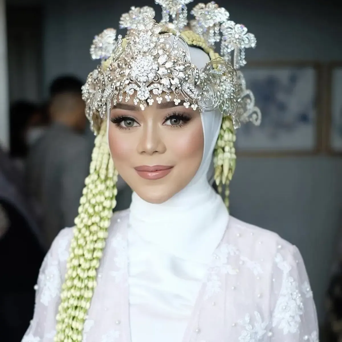 Potret dea annisa yang tampil manglingi di hari pernikahan, gunakan hijab Potret Dea Annisa Yang Tampil Manglingi Di Hari Pernikahan, Gunakan Hijab