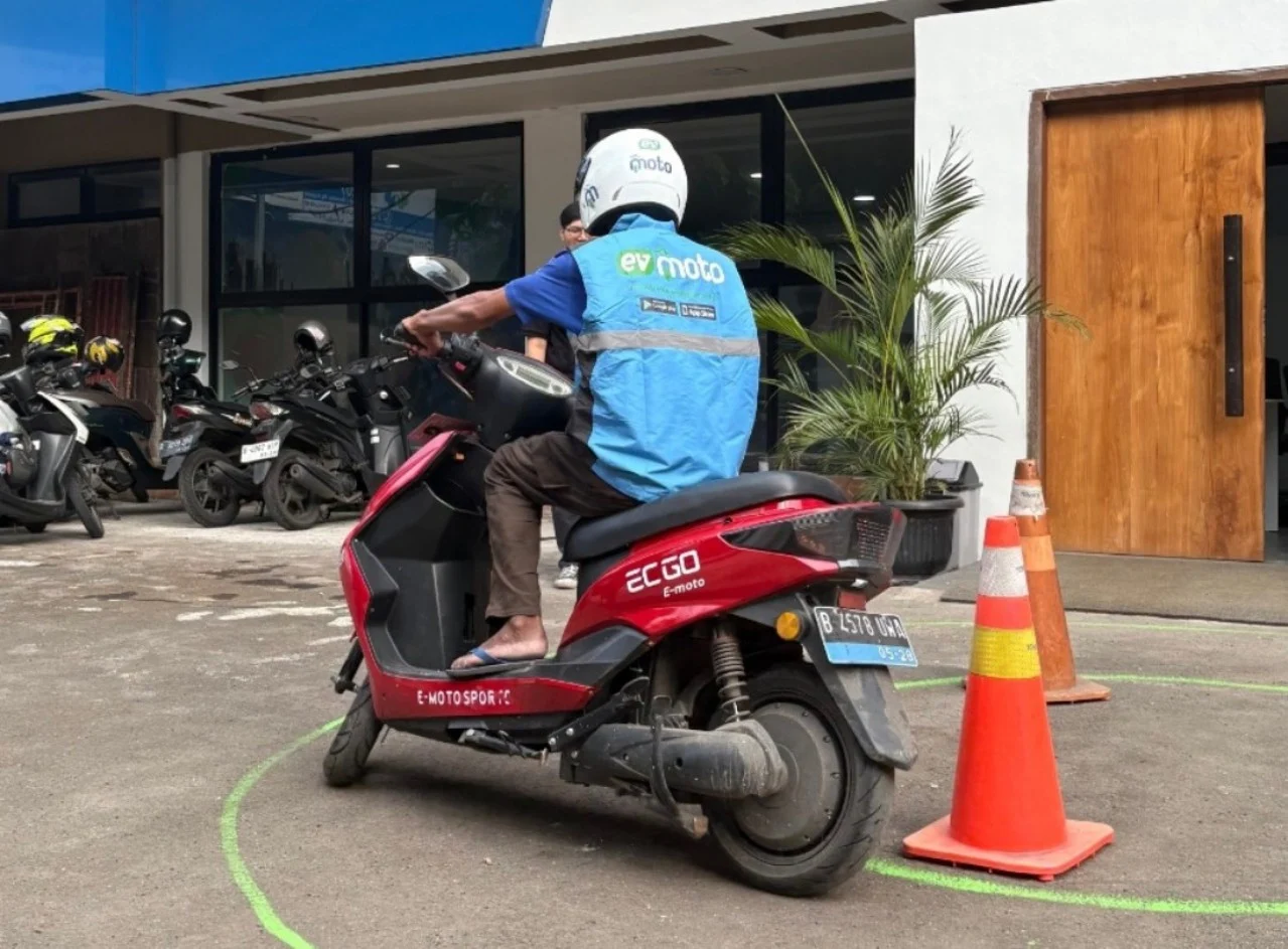 Putri zulhas beri motor baru ojek ke driver rusak sopir alphard di bintaro Putri Zulhas Beri Motor Baru Ojek Ke Driver Rusak Sopir Alphard Di Bintaro