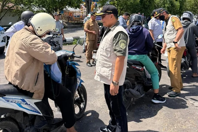 Razia pajak di palangka raya: operasi di tengah kabut asap disertai pembagian masker Razia Pajak Di Palangka Raya: Operasi Di Tengah Kabut Asap Disertai Pembagian Masker