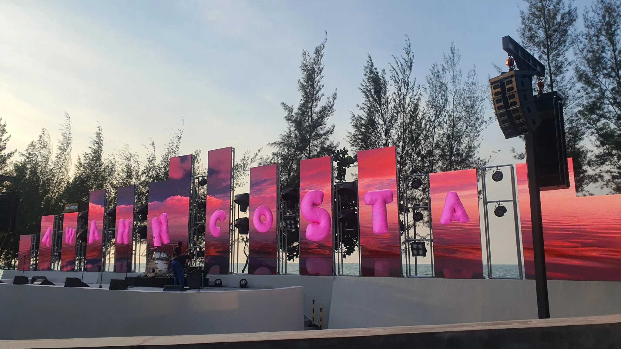 Semarang bergelora: awanncosta raih 1,3 juta pengunjung, pecinan makin hidup, atlet paralimpik menang juara, lampu merah bisa molor, gudang miras hangus Semarang Bergelora: Awanncosta Raih 1,3 Juta Pengunjung, Pecinan Makin Hidup, Atlet Paralimpik Menang Juara, Lampu Merah Bisa Molor, Gudang Miras Hangus