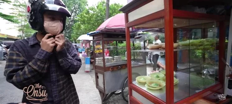 Tak banyak yang tahu betrand peto borong donat pedagang, ternyata untuk acara di rumah ruben onsu Tak Banyak Yang Tahu Betrand Peto Borong Donat Pedagang, Ternyata Untuk Acara Di Rumah Ruben Onsu