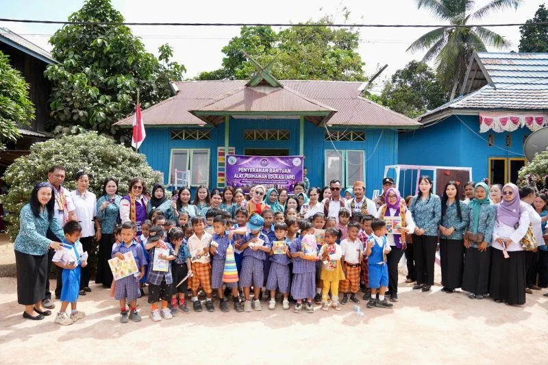 Tim pembina posyandu lamandau ape sebagai media pembelajaran edukatif untuk meningkatkan kualitas pendidikan Tim Pembina Posyandu Lamandau Ape Sebagai Media Pembelajaran Edukatif Untuk Meningkatkan Kualitas Pendidikan