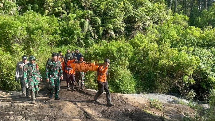 Tragedi swafoto di gunung slamet: pendaki asal brebes jatuh ke kawah, jenazah dievakuasi Tragedi Swafoto Di Gunung Slamet: Pendaki Asal Brebes Jatuh Ke Kawah, Jenazah Dievakuasi