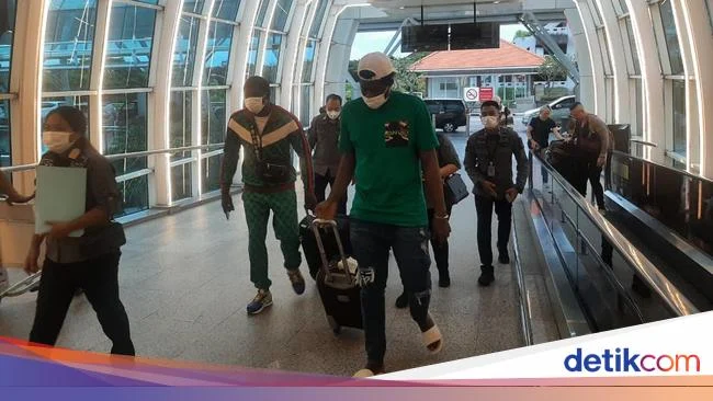 Warga nigeria dideportasi dari bali akibat overstay 93 hari, tak punya uang beli tiket pulang Warga Nigeria Dideportasi Dari Bali Akibat Overstay 93 Hari, Tak Punya Uang Beli Tiket Pulang