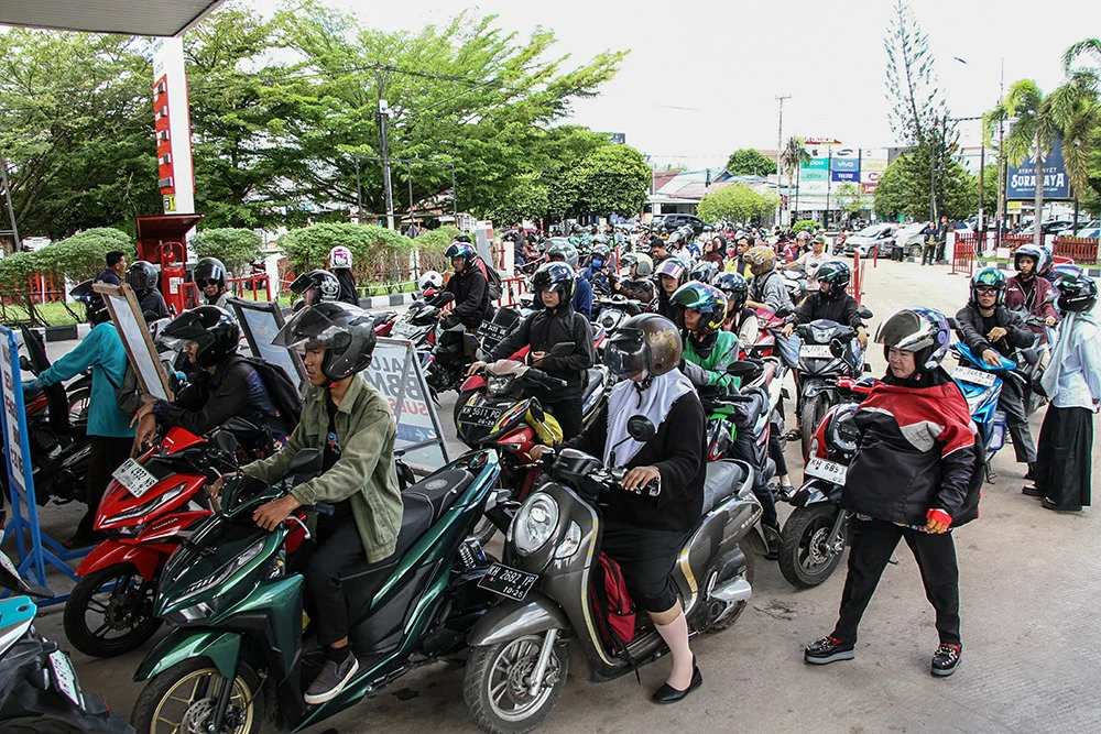 Antrean bbm di palangka raya meningkat: eceran rp18 ribu tekan harga pangan Antrean Bbm Di Palangka Raya Meningkat: Eceran Rp18 Ribu Tekan Harga Pangan