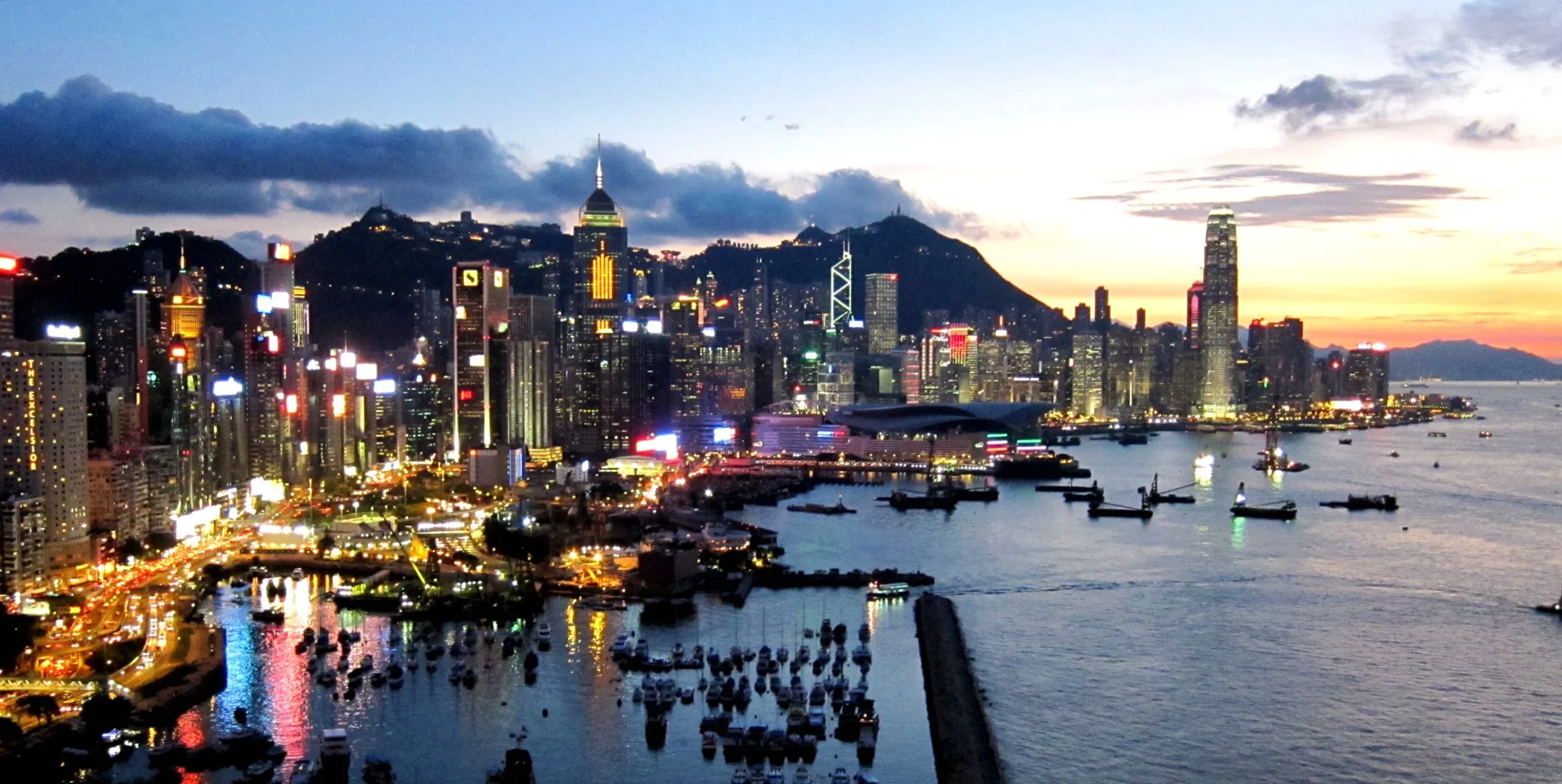 Hongkong dalam sorotan: penjara banker, rencana ekonomi 5 tahun, penyitaan narkoba rekor, dan kejayaan olahraga Hongkong Dalam Sorotan: Penjara Banker, Rencana Ekonomi 5 Tahun, Penyitaan Narkoba Rekor, Dan Kejayaan Olahraga