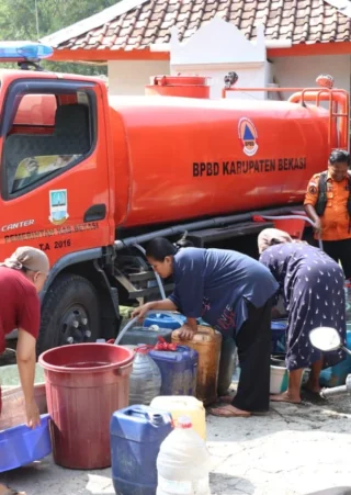 Penyaluran Air Bersih Di Kalteng: Dewan Apresiasi Gubernur Salurkan Ribuan Liter Untuk Warga Terdampak Kekeringan