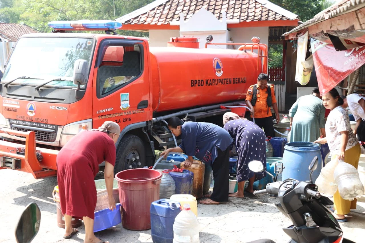 Penyaluran air bersih di kalteng: dewan apresiasi gubernur salurkan ribuan liter untuk warga terdampak kekeringan Penyaluran Air Bersih Di Kalteng: Dewan Apresiasi Gubernur Salurkan Ribuan Liter Untuk Warga Terdampak Kekeringan