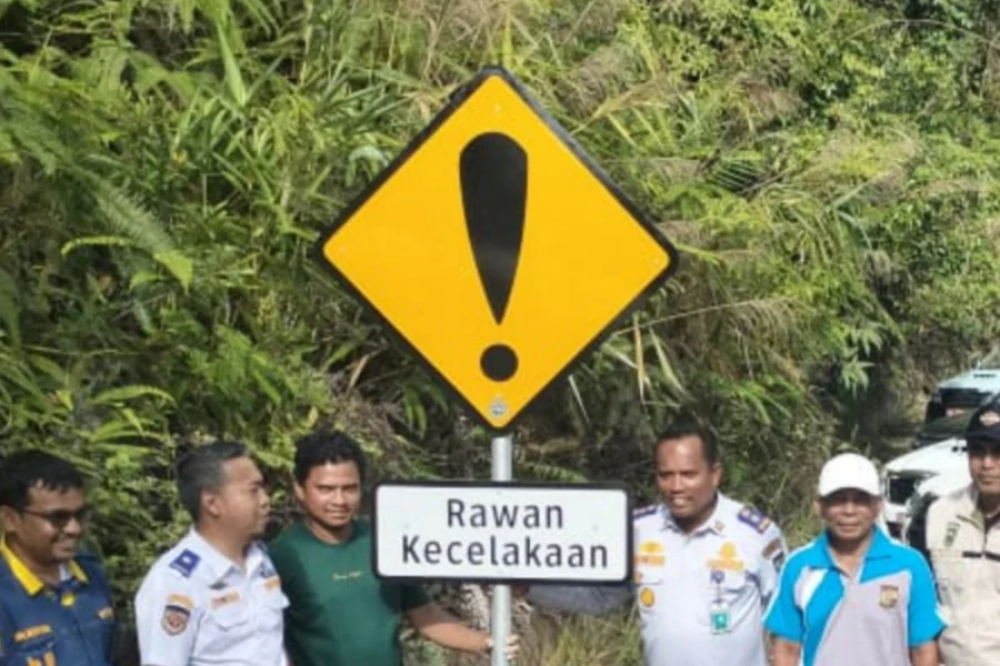 Simpang bhayangkara‑sport center rawan kecelakaan, warga mengeluh dan dishub uji barikade Simpang Bhayangkara‑Sport Center Rawan Kecelakaan, Warga Mengeluh Dan Dishub Uji Barikade